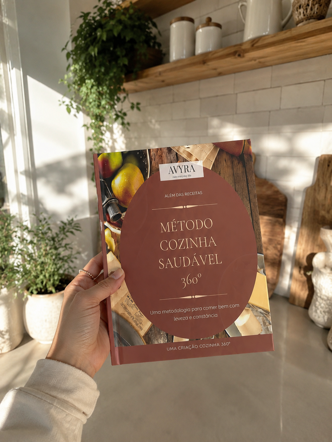 Mulher segurando o ebook Método Cozinha Saudável 360º